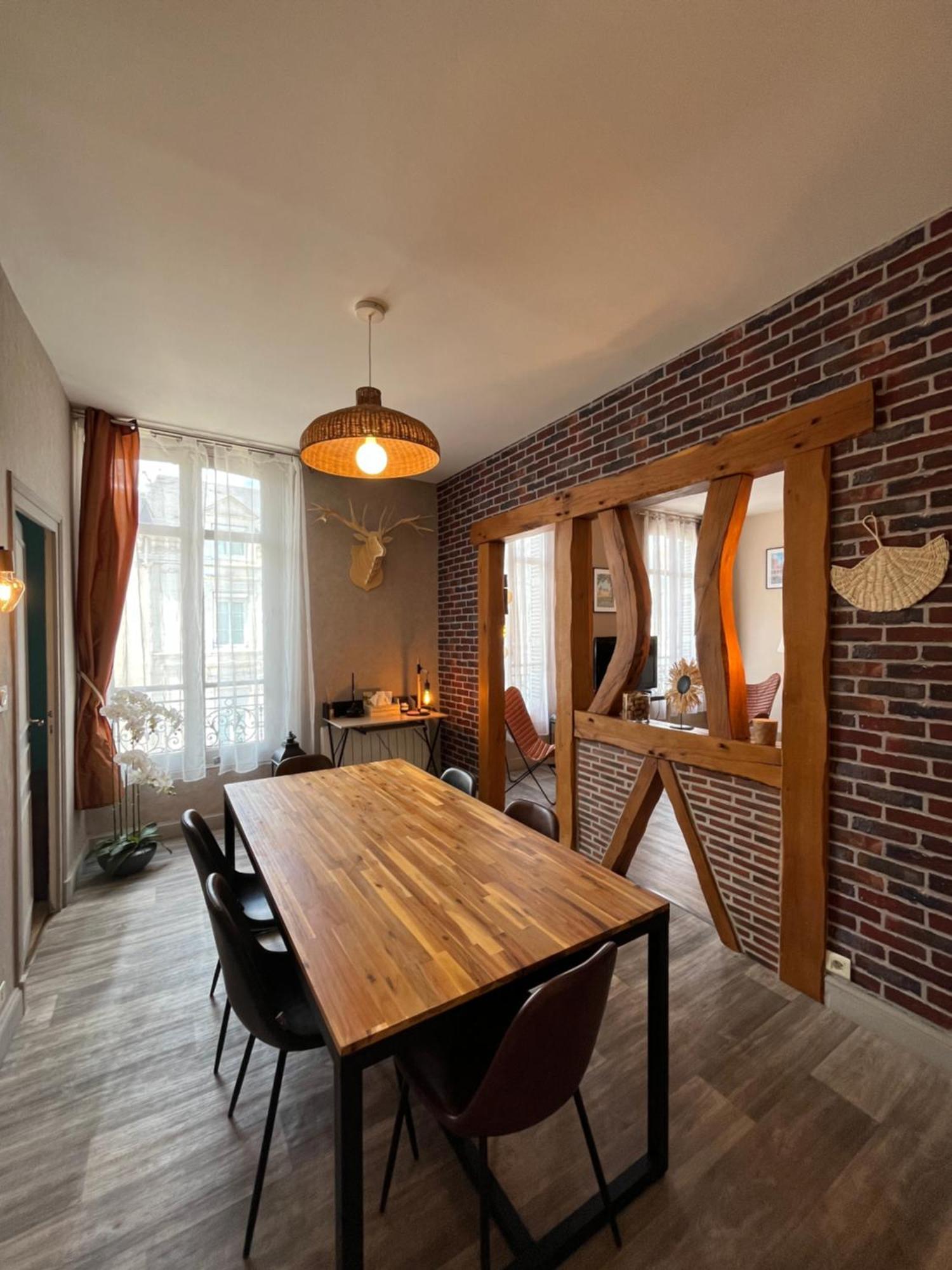 Cote Chateau - Grand Appartement Au Coeur De 布鲁瓦 外观 照片