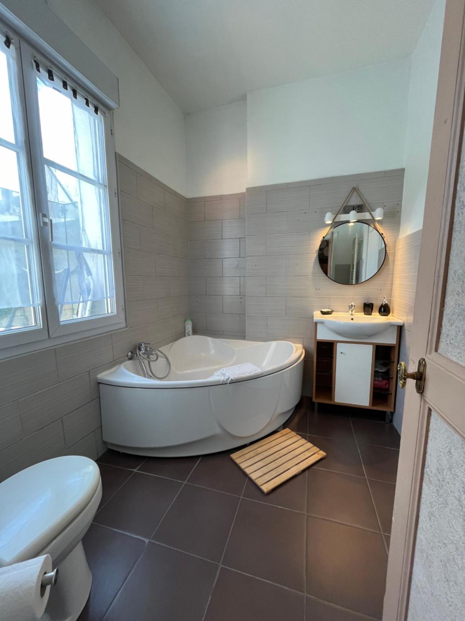 Cote Chateau - Grand Appartement Au Coeur De 布鲁瓦 外观 照片