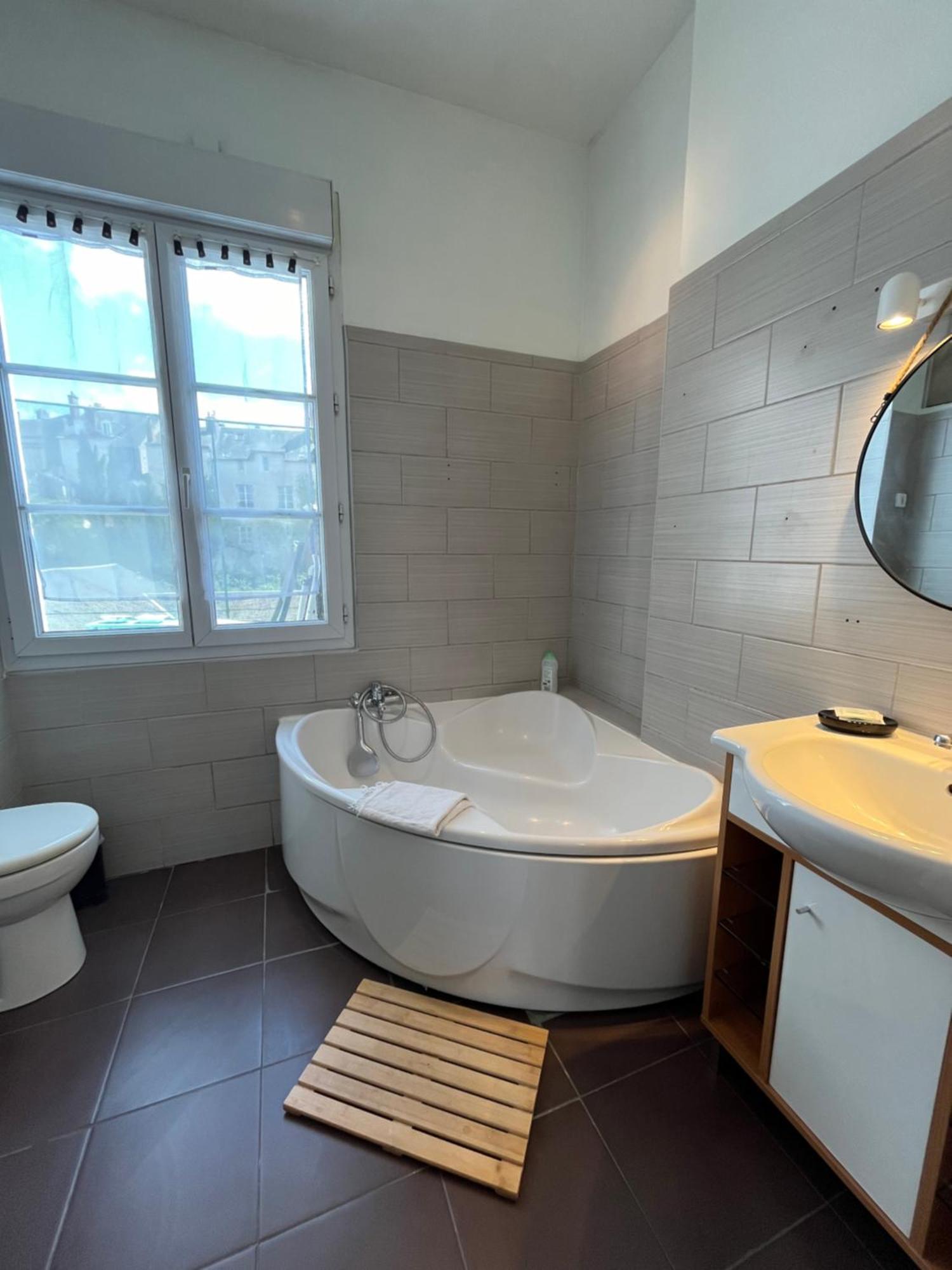 Cote Chateau - Grand Appartement Au Coeur De 布鲁瓦 外观 照片