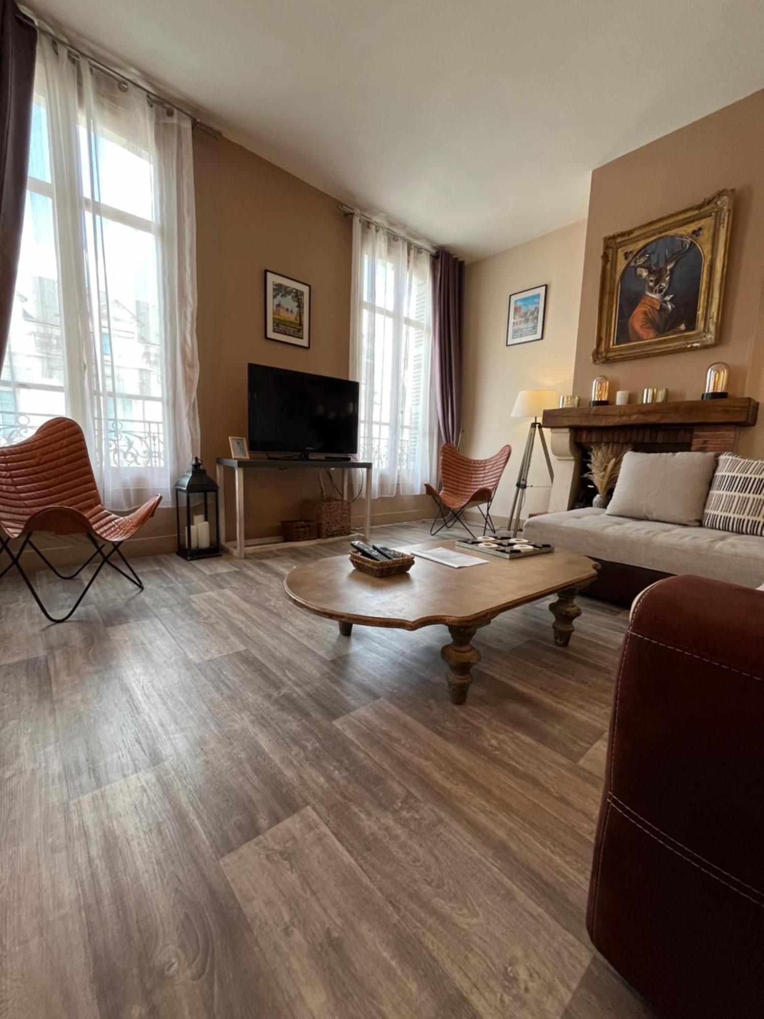 Cote Chateau - Grand Appartement Au Coeur De 布鲁瓦 外观 照片